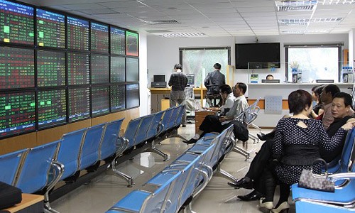 Vn-Index tiến gần mốc 634 điểm trong sáng 28/8. Ảnh: Tường Vi