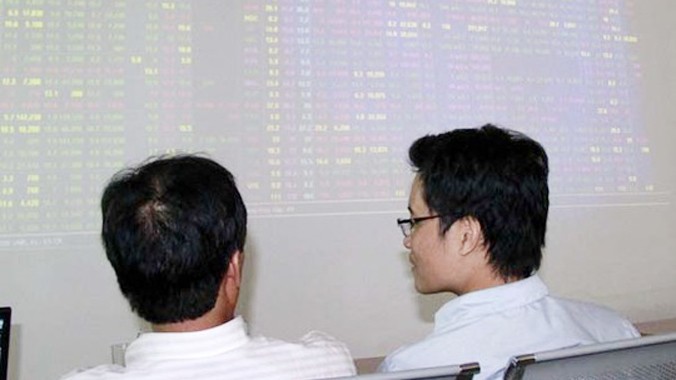 Tiền đang đổ dồn vào chứng khoán sau khi lãi suất ngân hàng và giá xăng dầu giảm. Ảnh chụp tại sàn giao dịch SJCS, đường Võ Thị Sáu (quận 3, TP HCM) vào sáng 29/8. Ảnh: Hoàng Triều