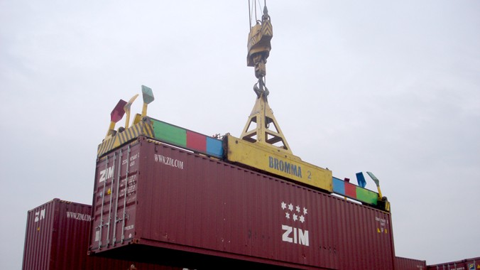DN xuất nhập khẩu oằn mình với các loại phí liên quan vận tải, kho bãi…Ảnh: Đại Dương