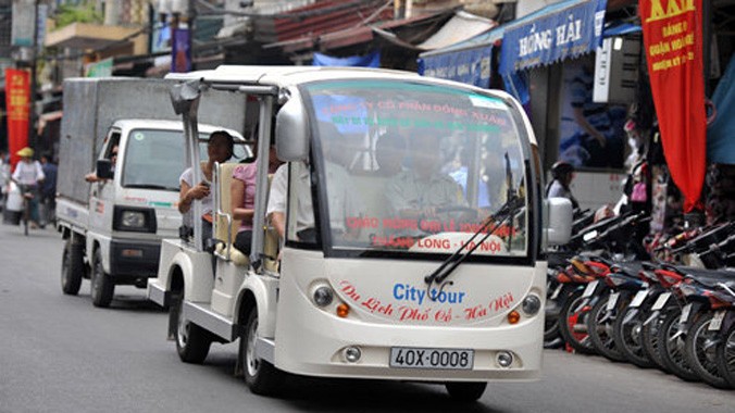Hà Nội đã đưa ôtô điện vào sử dụng từ năm 2010 nhưng phương tiện này vẫn phải chen lấn giữa dòng xe cộ khác trên phố khiến nhiều người e ngại. 