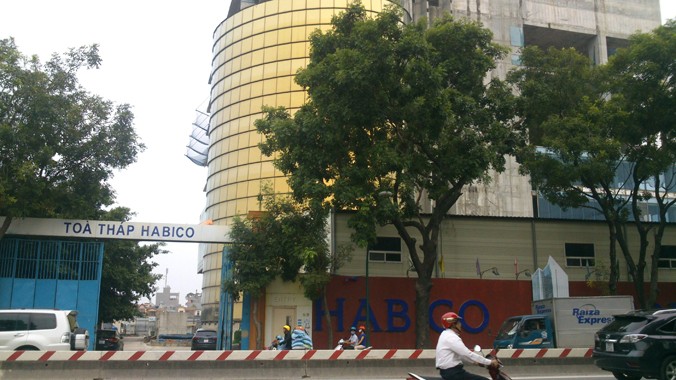 Siêu dự án Habico Tower (Phạm Văn Đồng, Bắc Từ Liêm, Hà Nội) có dấu hiệu “găm đất” khi ngừng thi công 6 năm. Ảnh: Ngọc Mai 