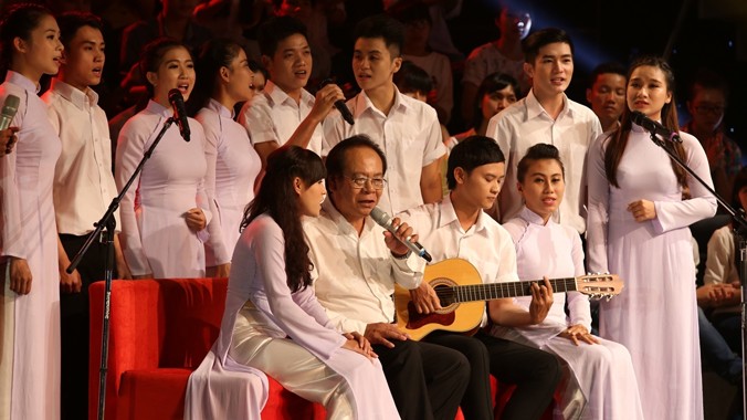  Nhạc sĩ Trần Xuân Tiến - sinh viên xuống đường năm xưa hòa giọng cùng tốp trẻ trong bài “Hát cho dân tôi nghe”. Ảnh: Gia Tiến
