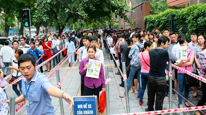  Hàng nghìn người xếp hàng trước cổng Cục thuế Hà Nội để nộp hồ sơ dự thi tuyển công chức. Ảnh: Ngọc Châu.
