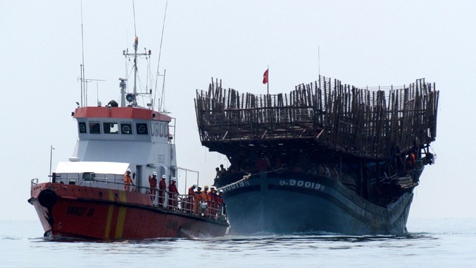 Tàu SAR27-01 cứu 47 ngư dân trên tàu Qna 90019-TS của tỉnh Quảng Nam, năm 2012.