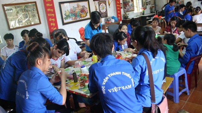Đội công tác xã hội của Học viện TTN VN làm việc tại Trung tâm dạy nghề từ thiện Quỳnh Hoa (Hà Nội).