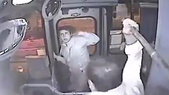 Tên cướp ăn no đòn vì kẹt tay ở cửa xe bus
