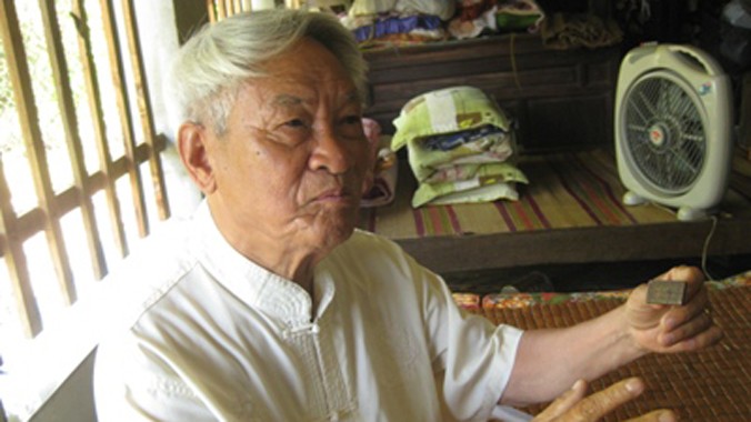 Ông Lê Văn Khánh giới thiệu nguồn gốc của từng hiện vật trong bộ sưu tập.