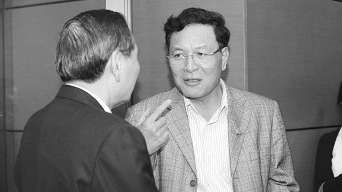 Bộ trưởng Bộ GD&ĐT Phạm Vũ Luận (phải).