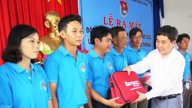 Anh Nguyễn Mạnh Dũng trao dụng cụ, kinh phí cho Đội TNTN sơ cứu và ứng cứu nhanh TNGT.