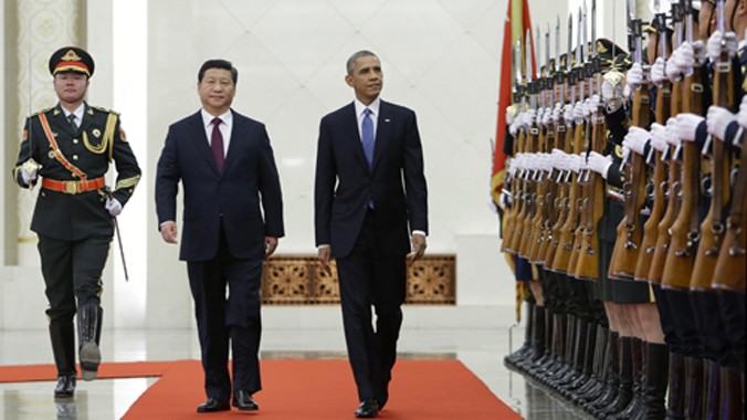 Chủ tịch Tập và Tổng thống Obama duyệt binh trước cuộc gặp song phương tại Đại lễ đường Nhân dân sáng nay. Ảnh: Reuters.