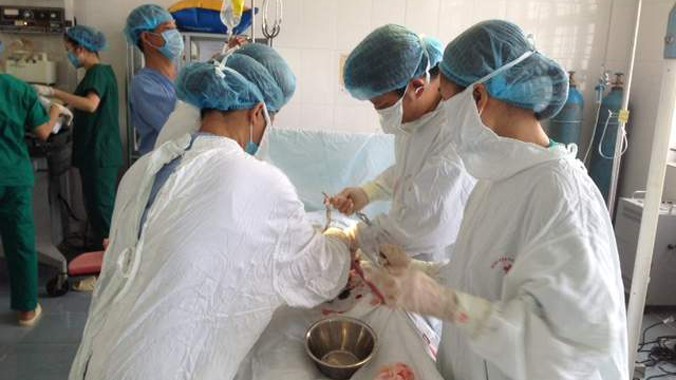 Một ca phẫu thuật của ê-kíp y bác sĩ BV Phụ sản Hà Nội tại Phúc Thọ. Ảnh: Nguyễn Hoài.
