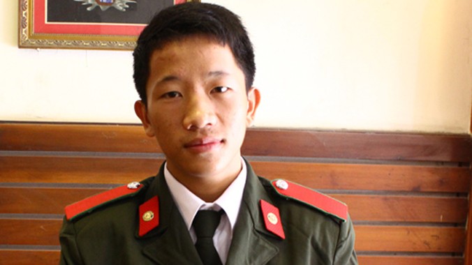 Vừ Mí Kỵ chững chạc trong màu áo an ninh. Ảnh: Hoàng Phương.