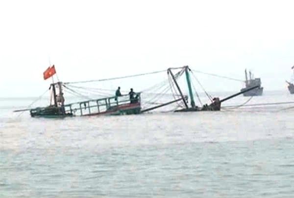 Tàu cá công suất 400CV do thuyền trưởng Thái Bá Lam, trú tại xóm 3 xã Sơn Hải (Quỳnh Lưu, Nghệ An) điều khiển cùng 10 ngư dân trên đường ra khơi khai thác hải sản.