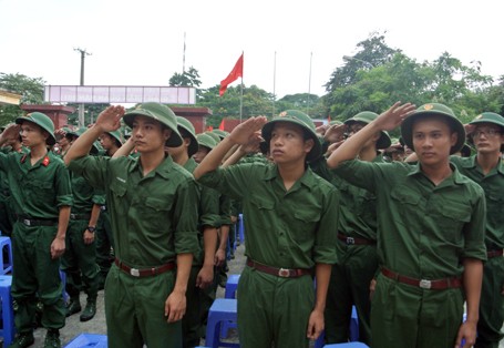 Thanh niên Hà Nội lên đường nhập ngũ trong đợt thực hiện nghĩa vụ quân sự đợt hai năm 2014 của Hà Nội. 