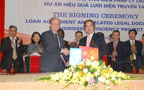 Thống đốc Nguyễn Văn Bình và Phó Chủ tịch WB Axel van Trotsenburg ký Hiệp định vay cho dự án Hiệu quả lưới điện truyền tải.