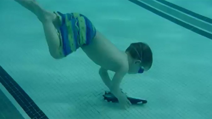 Ngỡ ngàng khả năng bơi lặn của cậu bé 3 tuổi