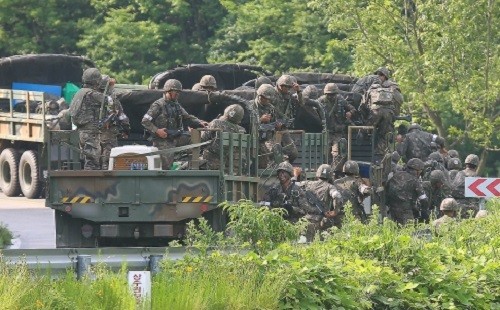 Binh sĩ Hàn Quốc và xe quân sự tập trung gần khu vực phi quân sự (DMZ). Ảnh: AFP.
