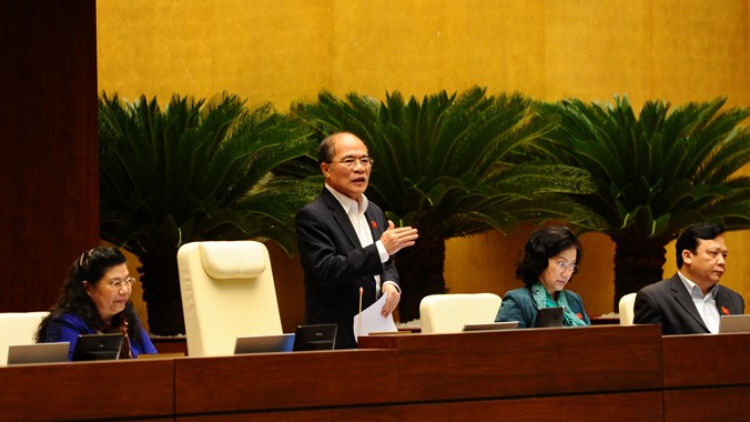 Chủ tịch Quốc hội Nguyễn Sinh Hùng báo cáo Quốc hội một số vấn đề về việc lấy phiếu tín nhiệm. Ảnh: Như Ý.