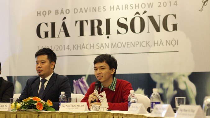 Nguyễn Phi Phi Anh (phải) trong buổi họp báo.