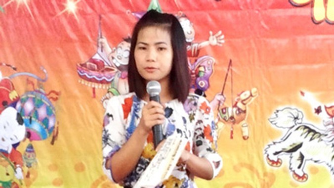 Cô giáo Thùy trong một buổi tổ chức ngày lễ trung thu cho học sinh trong Hội người mù Hà Tĩnh. Ảnh: NVCC.