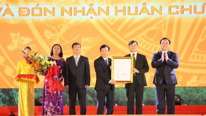 Phó thủ tướng Chính phủ Hoàng Trung Hải trao Quyết định công nhận TP Thanh Hóa là đô thị loại I. Ảnh: Hoàng Lam.