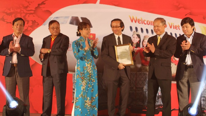 Đại diện VietJetAir nhận giấy phép từ Cục Hàng không.