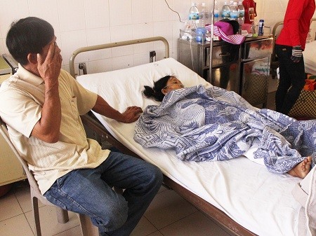 Bà Cảnh đang được cấp cứu tại Bệnh viện tỉnh Khánh Hòa sau khị bị heo rừng tấn công. 