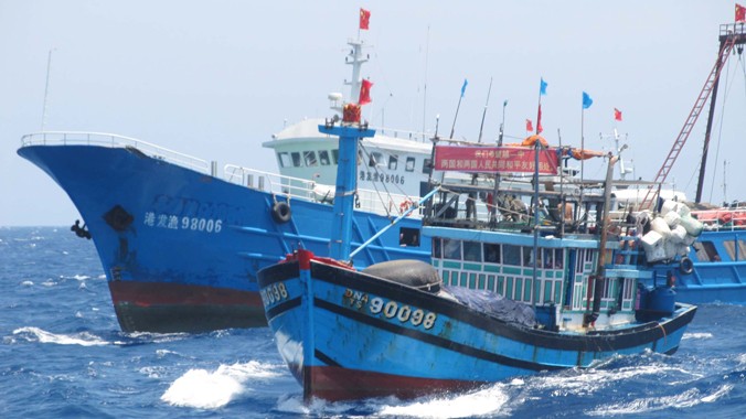 Tàu chấp pháp cải trang làm tàu cá của Trung Quốc rượt đuổi ngư dân Việt Nam ngay trên vùng biển Việt Nam. Ảnh: Nam Cường.