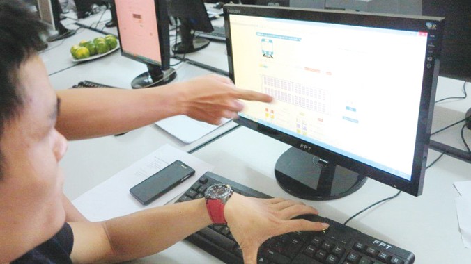 Nhân viên FPT đang vận hành thử hệ thống bán vé tàu trực tuyến. Ảnh: Bảo An.