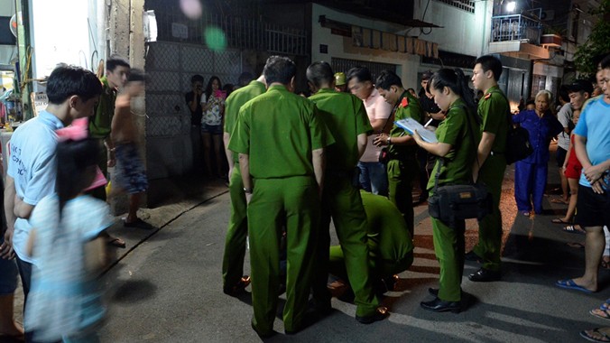 Công an đang tiến hành khám nghiệm hiện trường. Ảnh Việt Văn.