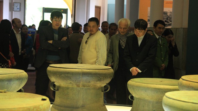 Bảo vật quốc gia, trống đồng Hoàng Hạ (giữa) tại trưng bày “Văn hóa Đông Sơn”. Ảnh: T.Toan.