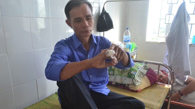 Ông Nguyễn Văn Sơn - một nạn nhân bị rắn lục đuôi đỏ cắn đang điều trị tại bệnh viện.