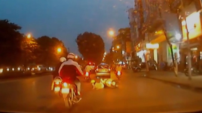 Thanh niên 'vỉa' đầu xe máy, người phụ nữ ngã lăn