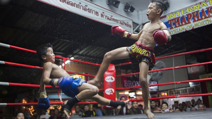 Một trận đấu giữa hai võ sĩ nhí tại khán đàn Thapae, thành phố Chiang Mai.