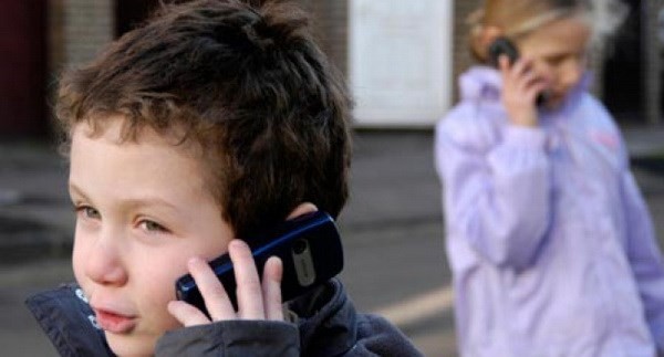 Trẻ em dùng điện thoại di động có nguy cơ ung thư não cao. Ảnh: worldbulletin.net.