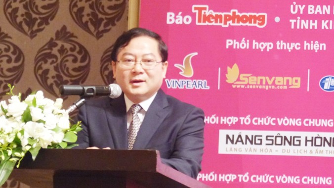 Nhà báo Lê Xuân Sơn, Tổng Biên tập báo Tiền Phong phát biểu tại buổi họp báo.