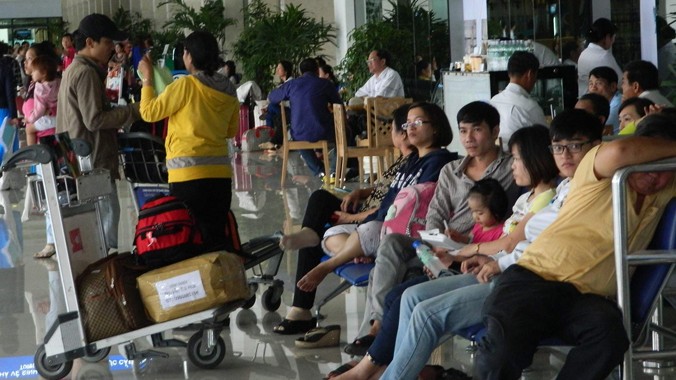 Hành khách sốt ruột và mệt mỏi chờ đợi vì trung tâm điều khiển không lưu của sân bay bị tê liệt. Ảnh: LT.