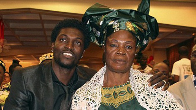 Adebayor đã cắt đứt liên lạc với mẹ mình và cả gia đình.