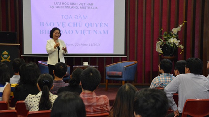 Bà Trương Mỹ Hoa phát biểu tại tọa đàm.