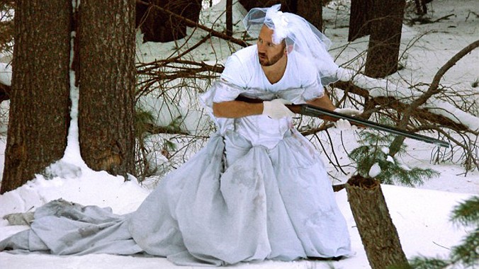 Kevin đã nghĩ ra 101 cách để tận dụng chiếc váy cưới của vợ cũ sau ly hôn.