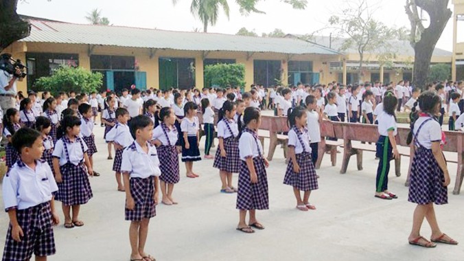 Học sinh trường tiểu học B Phước Long trong giờ thể dục.