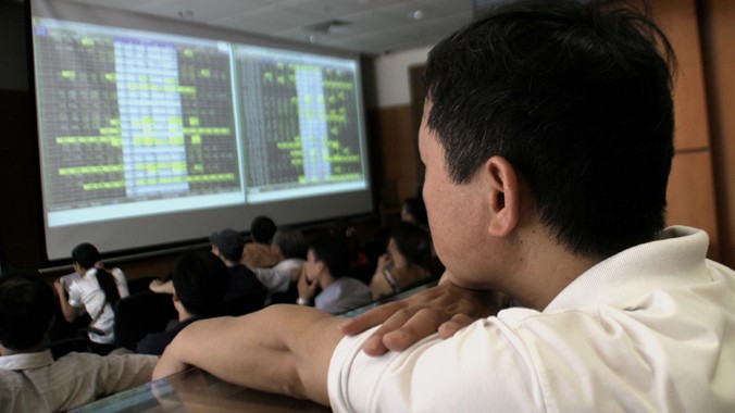 Không có dòng tiền từ ngân hàng, chứng khoán sẽ lao dốc?. Ảnh: Như Ý.