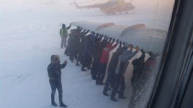 Chiếc Tu-143 bị đóng băng khiến hành khách phải xuống đẩy. Nguồn: Life News.