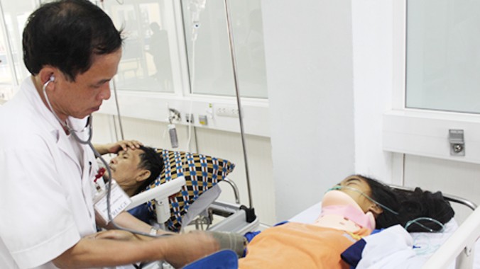 Em Nguyễn Thị Ánh Linh đang được cấp cứu tại Bệnh viện Hữu nghị đa khoa Nghệ An trong tình trạng nguy kịch.