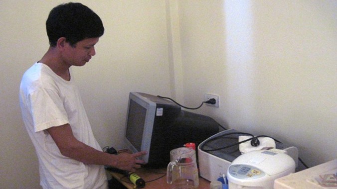 Chiếc máy vi tính, phích nước, cùng hệ thống điện chiếu sáng của gia đình anh Bùi Văn Dũng sau sự cố bị hư hỏng hoàn toàn.