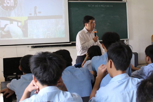 Người thầy lên lớp với những câu chuyện cảm động bằng hình ảnh, âm thanh thực tế. Ảnh: Nguyễn Loan.
