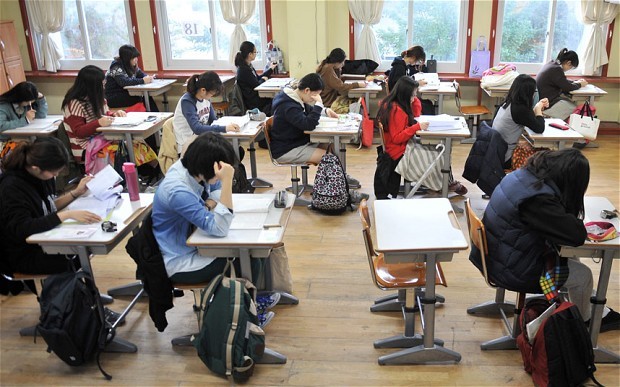 Thi đỗ đại học là biểu tượng của sự thành công của giới trẻ Hàn Quốc. Ảnh Telegraph.