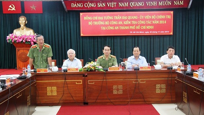 Thiếu tướng Nguyễn Chí Thành, Giám đốc Công an TP.HCM báo cáo lãnh đạo Bộ Công an về tình hình, kết quả công tác trong năm 2014. Ảnh: Công an TPHCM.