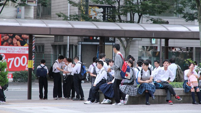Nhóm học sinh đang đợi xe ở điểm chờ xe bus tại trung tâm thành phố Fukushima, Tỉnh Fukushima, sau giờ tan trường. Ảnh Lê Văn.