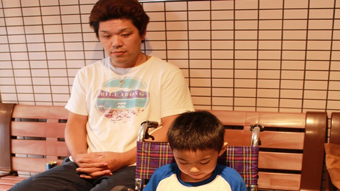 Sáu tháng một lần, anh Daihisa Masahide đưa con trai Daihisa Haruku năm tuổi đến kiểm xạ tại Bệnh viện Minami-Soma. Ảnh: Phương Liễu. 